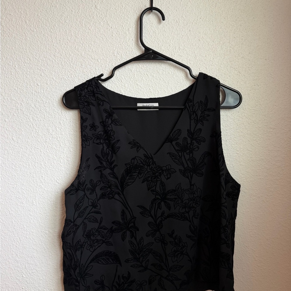 Black Aritzia Floral V-Neck Sleeveless Top